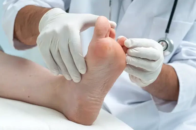 Lee más sobre el artículo <strong>¿Tienes diabetes? La podología es tu mejor aliada para prevenir problemas graves</strong>